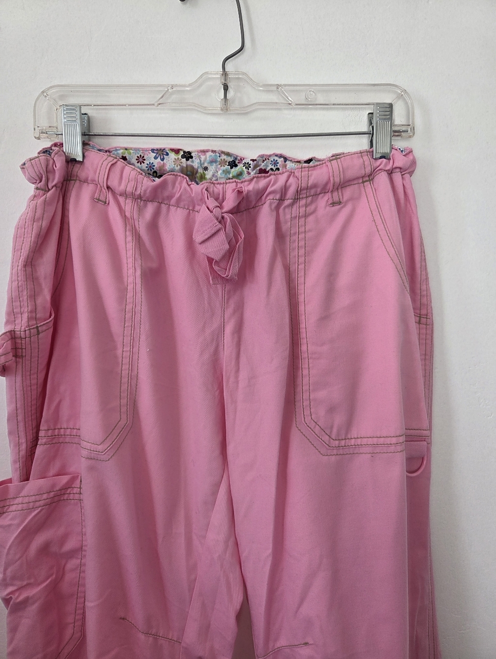 Koi By Kathy Peterson Scrub Set Pink Floral Cargo Pants Medical Nursing M/L - Picture 13 of 15